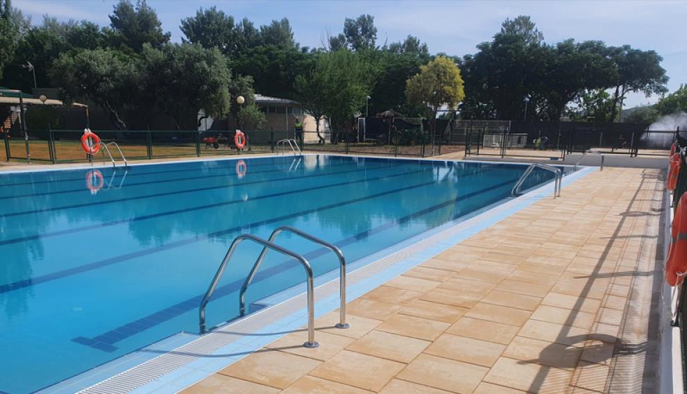 La nueva piscina renovada de Cadrete.