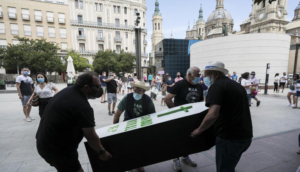 La protesta ha incluido la escenificación del entierro de la sanidad rural.