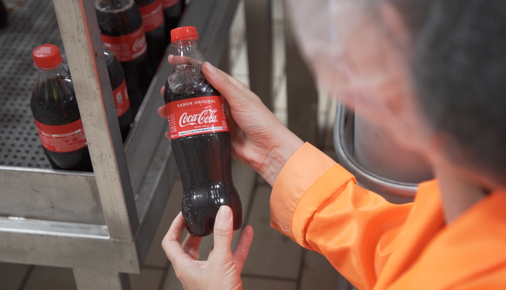 Una botella de Coca-Cola de 500 mililitros con el nuevo tapón sostenible.