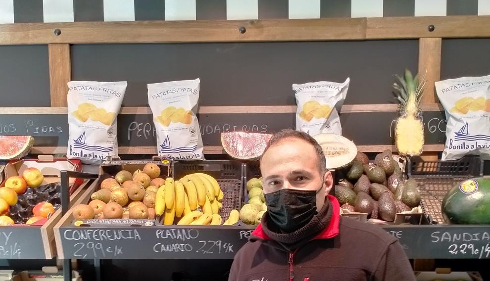 Ignacio Fernández, propietario de 'A tu lado Frutería' (avenida del Tenor Fleta, 65).