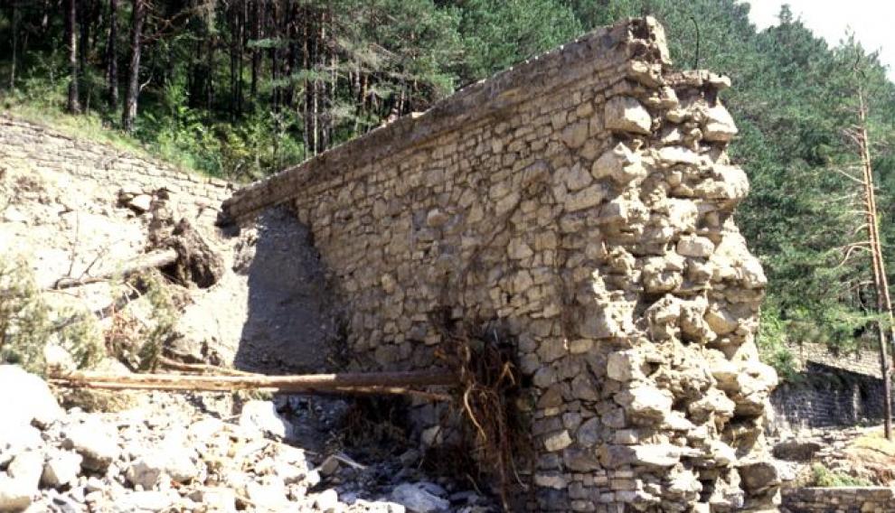 Una de las presas rotas por la fuerza de la crecida. Al romperse, el agua arrastró los sedimentos allí depositados.