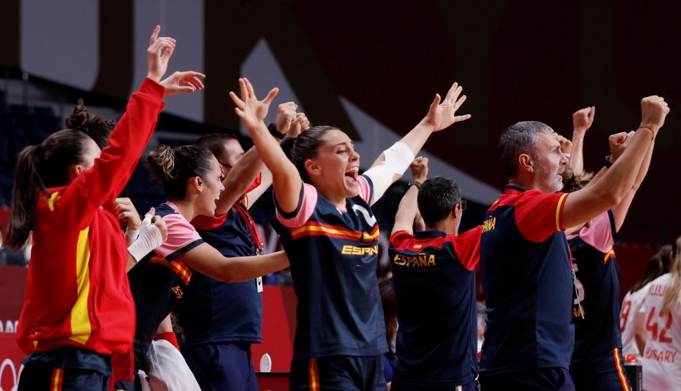 Las jugadoras españolas celebran un gol en el banquillo