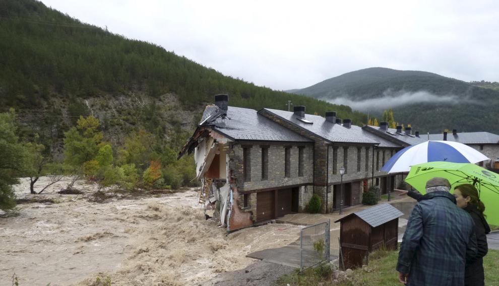 La crecida del río Äragón en 2012 provocó graves daños en unas viviendas en Castiello de Jaca.