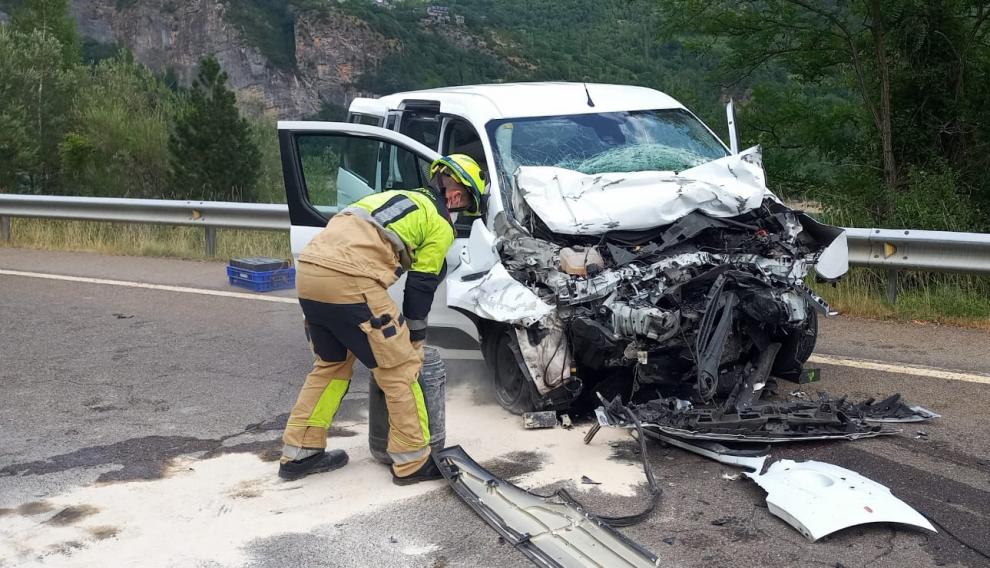 Los ocupantes del turismo resultaron heridos, uno de ellos grave y los otros dos, leves.