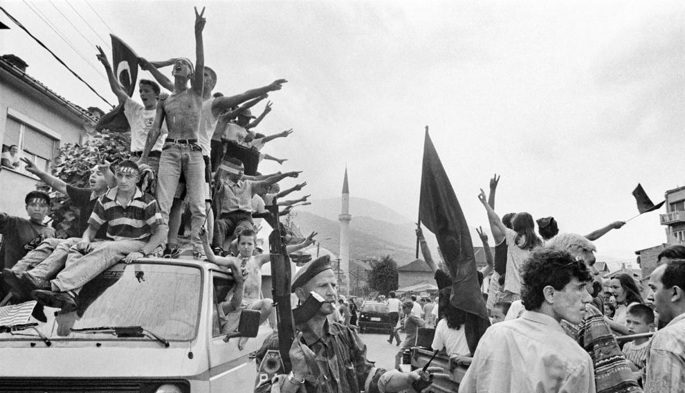 Albanokosovares celebran la entrada de la guerrilla en Prizren en junio de 1999