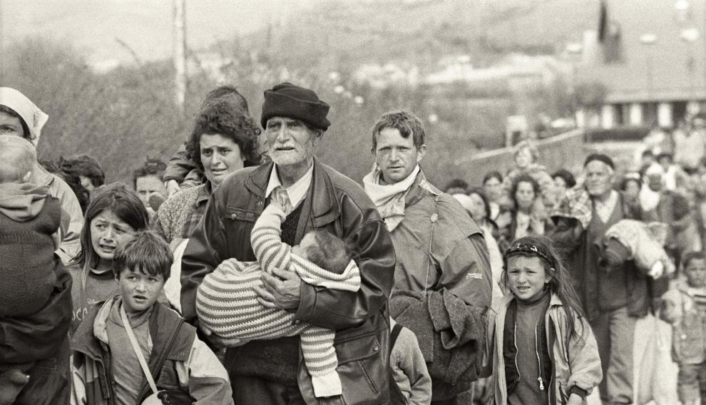 Deportados Albanokosovares atraviesan la frontera de Albania en marzo de 1999