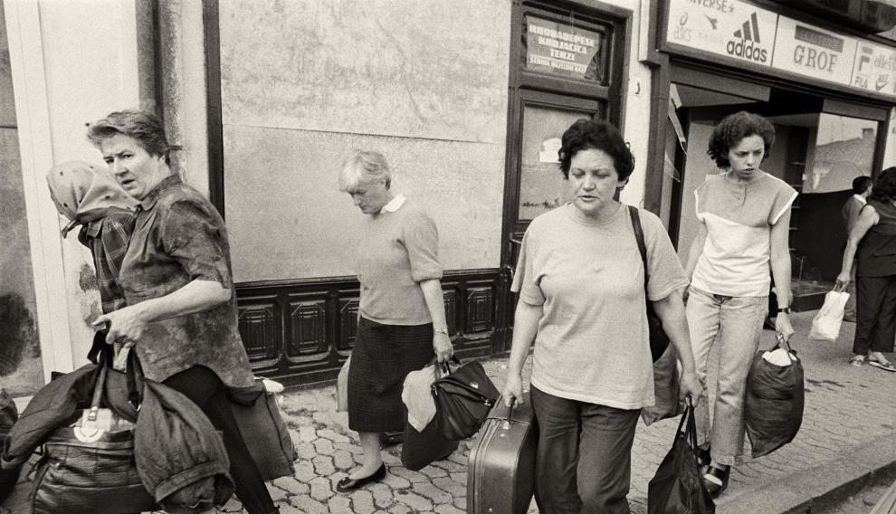 Mujeres serbias abandonan sus hogares y se dirigen al exilio en junio de 1999 un día antes de que la guerrilla albanokosovar ocupe la ciudad de Prizren