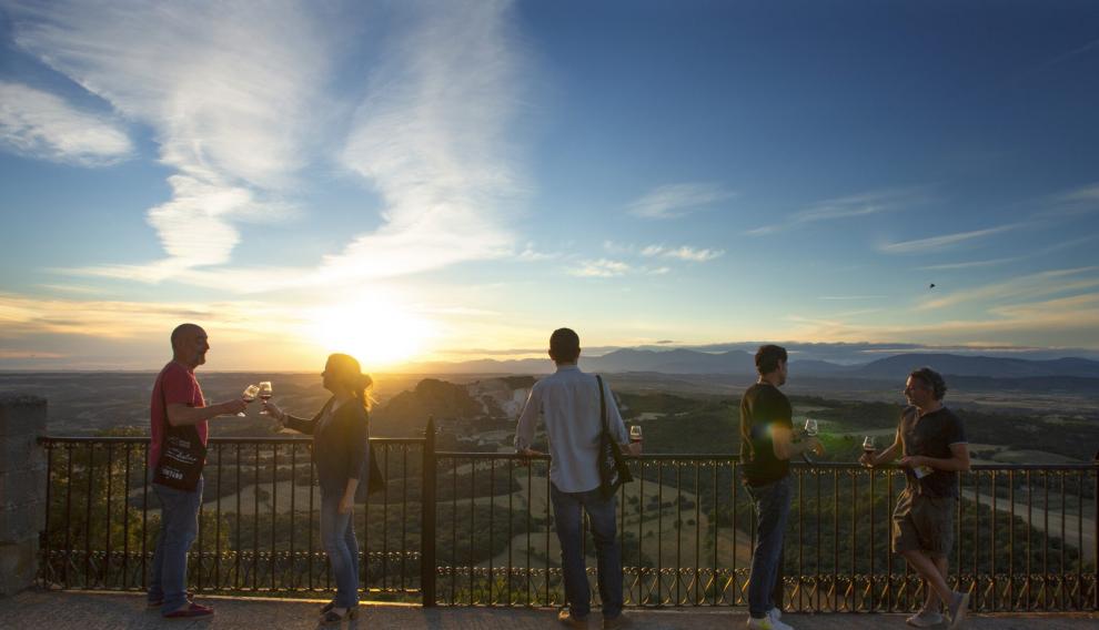 Una de las catas con vistas, en el monasterio del Pueyo, organizadas por la Ruta del Vino Somontano.