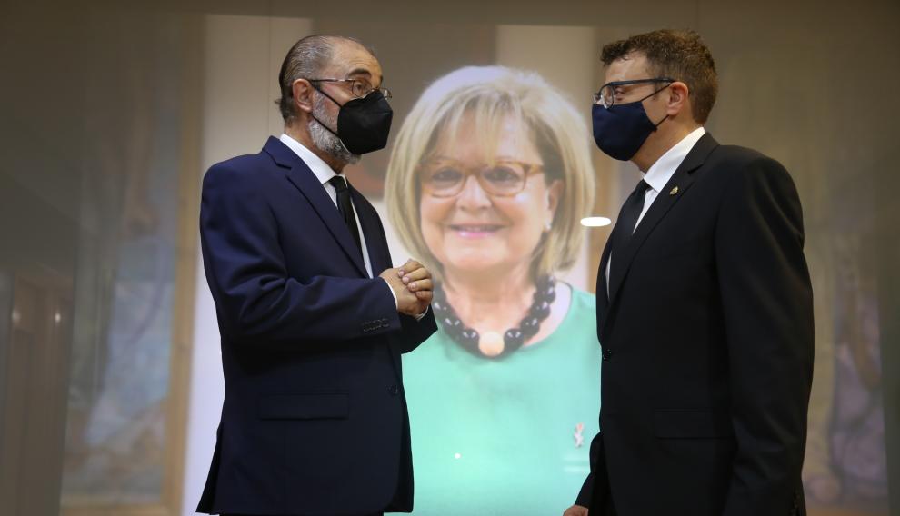 Las autoridades, junto a una imagen de Godía.