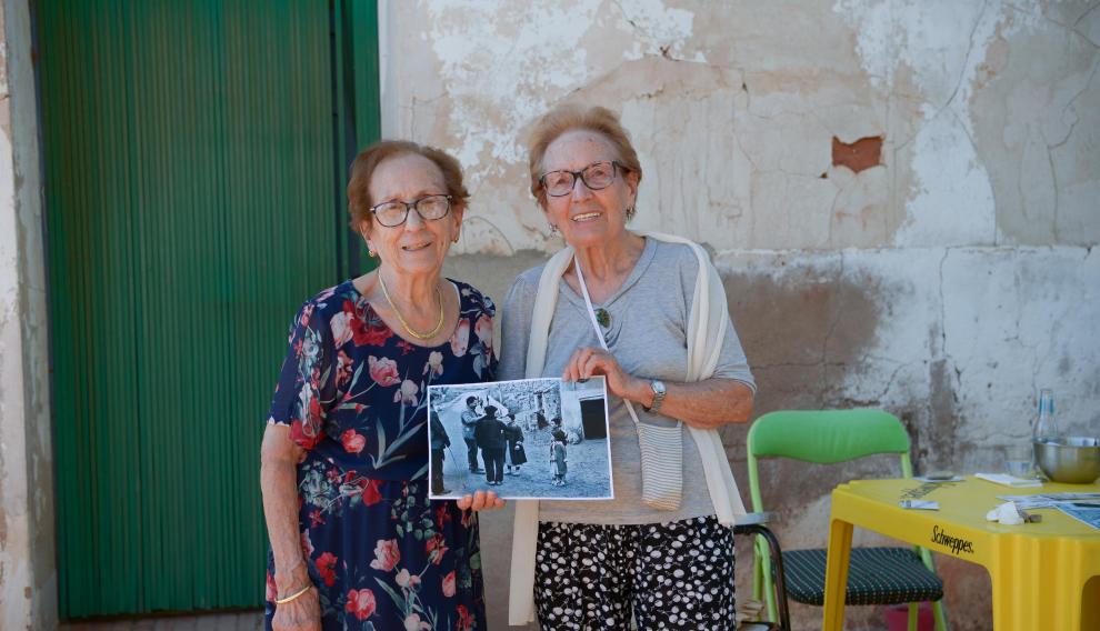 Rosario y su hermana Pilar, en la Venta de Caparrates, muestran la foto en la que aparece la primera de ellas junto con el resto del grupo, en el que se encuentra el periodista y escritor Ernest Hemingway.