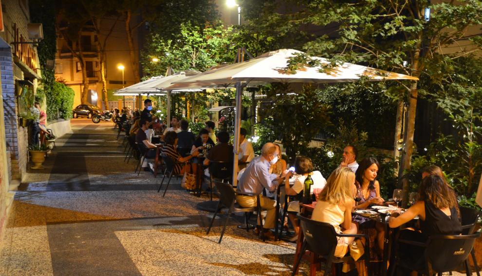 La terraza de La Jamonería es un oasis en medio de la ciudad repleto de argumentos vegetales.