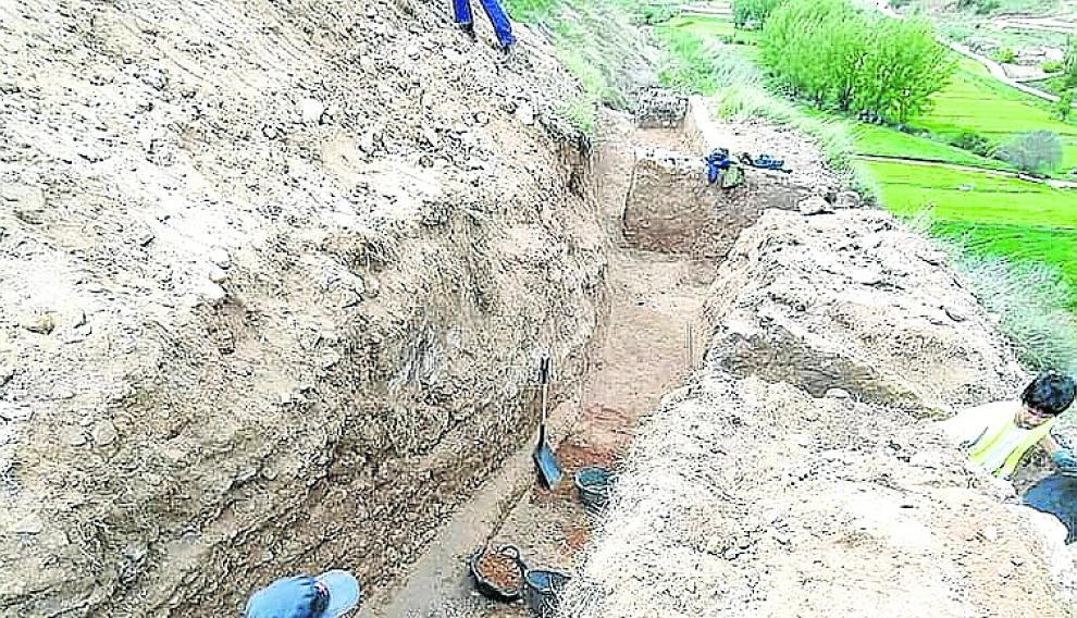 Un operario, durante la excavación de las trincheras colmatadas.