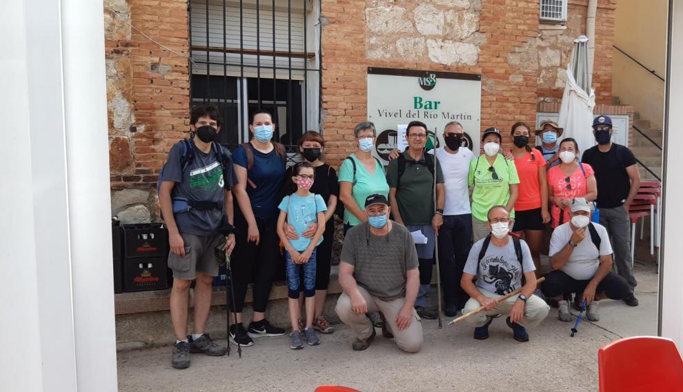 El grupo de visitantes, dispuesto a conocer las trincheras del Cementerio.