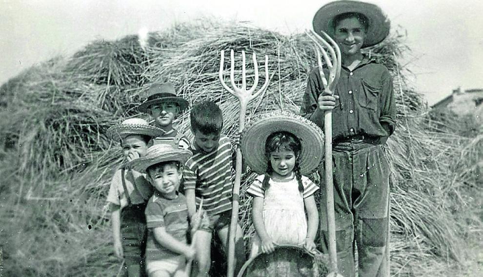 Jorge Gay con su familia y amigos. Él está detrás, con sombrero.