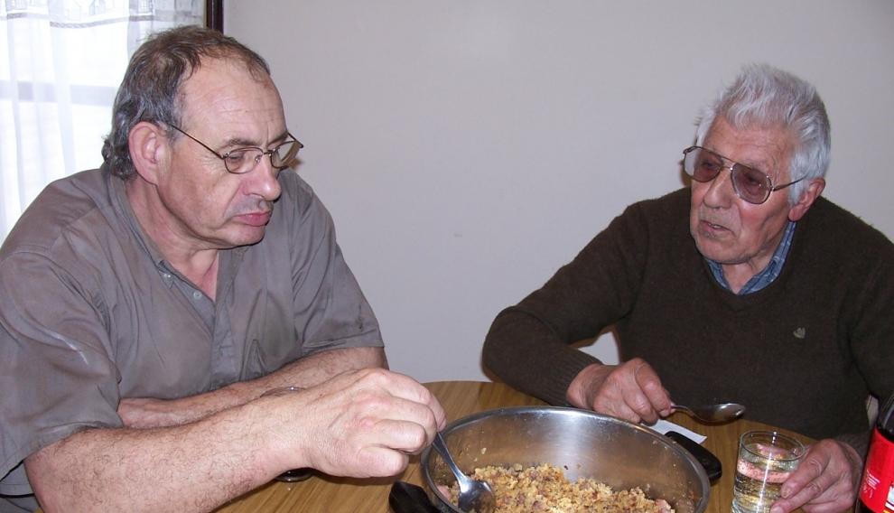 Pascual Fenolle cocinando migas su plato favorito