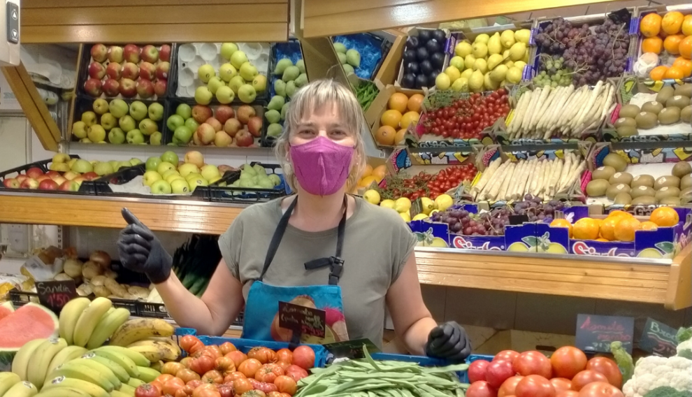 Pilar Vera en su frutería, en el Mercado Gran Vía.