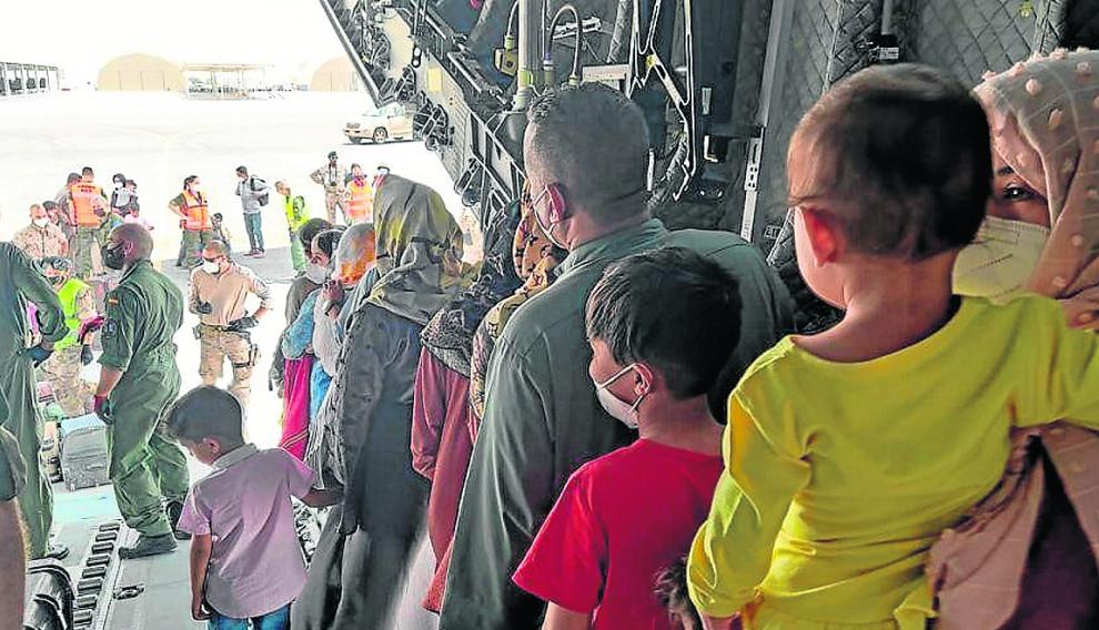 Niños y adultos afganos llegan en un A400M desde Kabul a Dubái el pasado viernes.