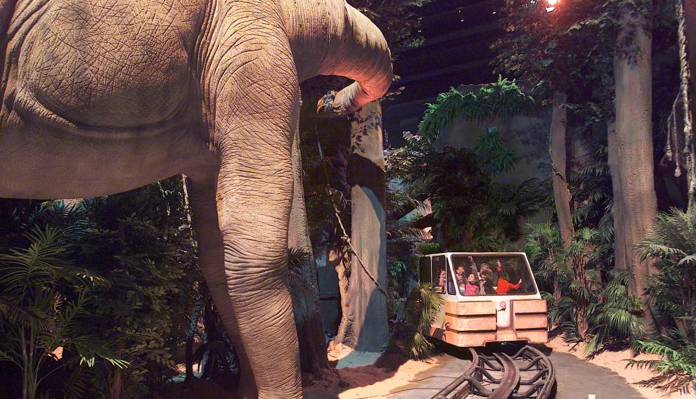 Los visitantes disfrutan de las atracciones de Dinópolis.