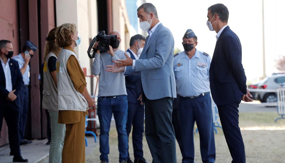 El rey Felipe VI y el presidente del Gobierno, Pedro Sánchez, visitan el centro de acogida temporal en la base de Torrejón de Ardoz
