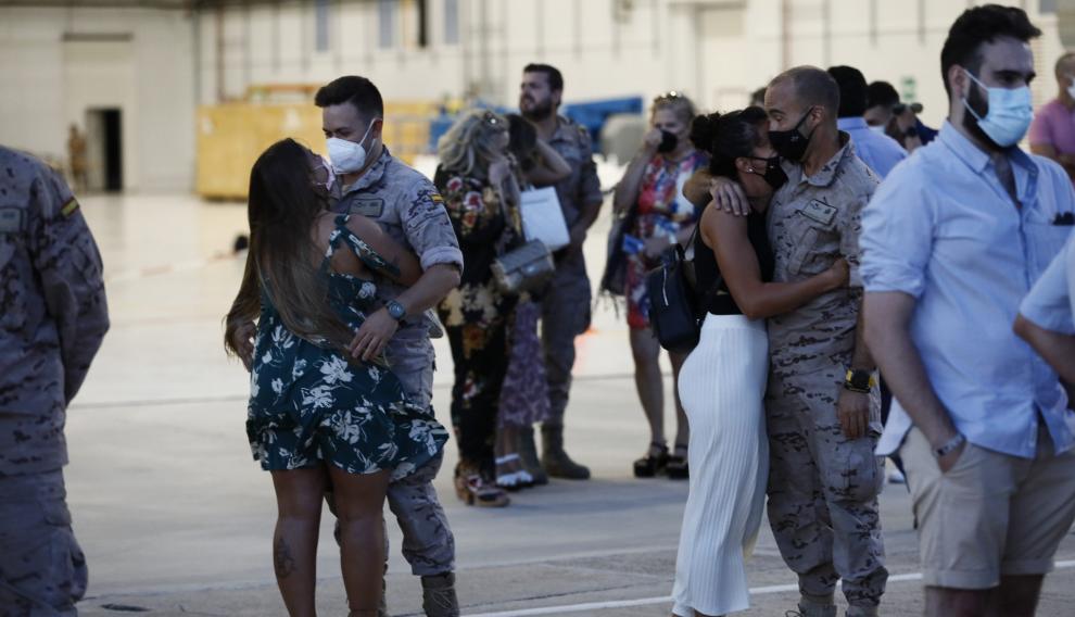 La ministra Margarita Robles recibe en la Base Aérea de Zaragoza a los últimos militares que han participado en la repatriación de Afganistán.