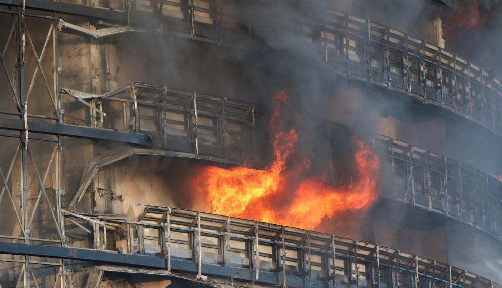 Un incendio acaba con un edificio de Milán de 20 pisos.