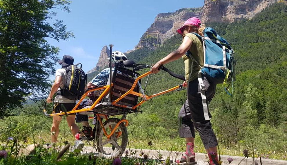 En los tramos más sencillos solo hacen falta dos personas para llevar la silla.