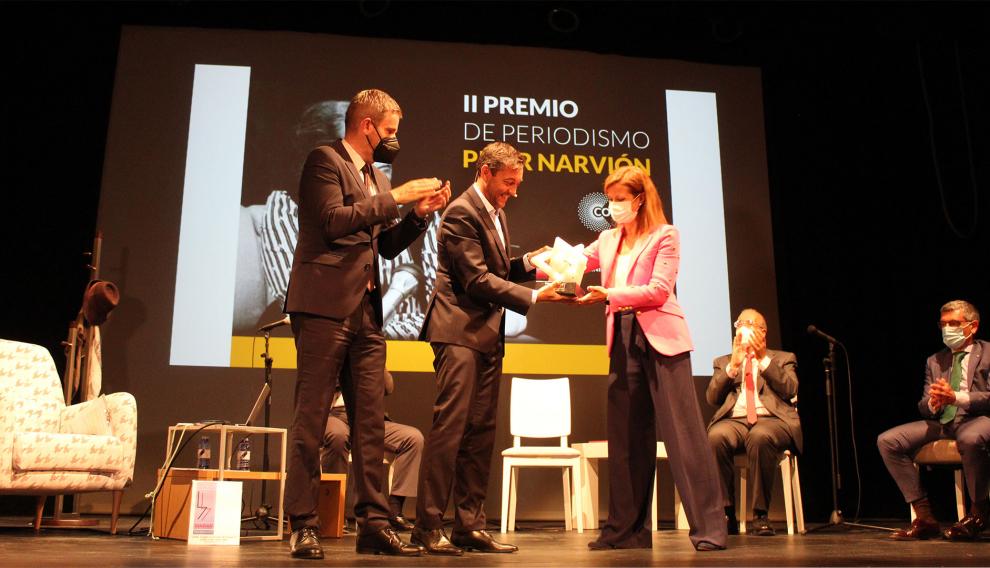 La directora de La Comarca, Eva Defior, entrega el galardón a Javier Ruiz