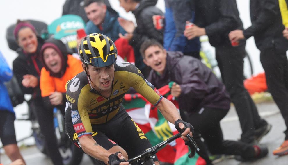 Roglic imparte una lección en Lagos de Covadonga y recupera la camiseta roja