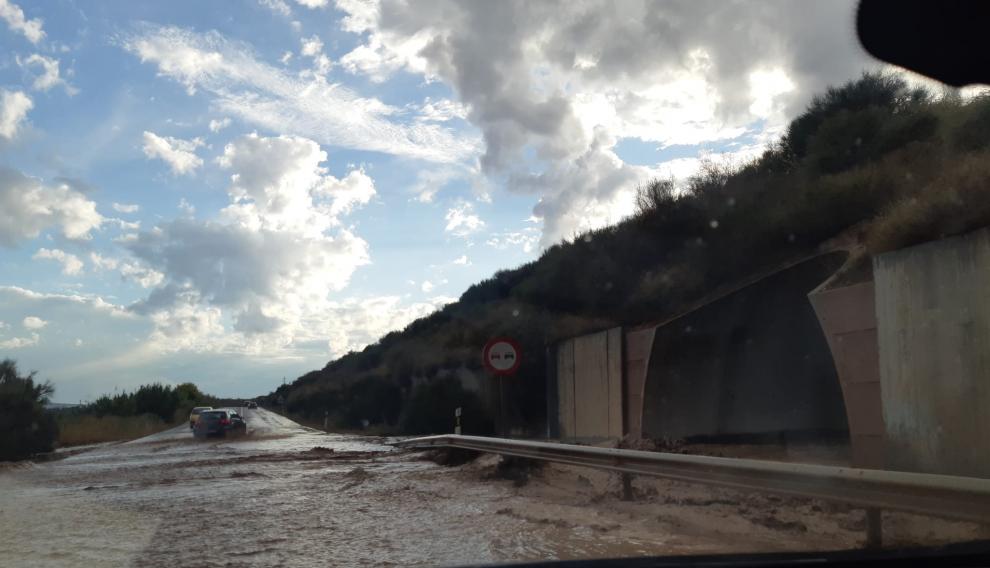 Un tramo de la carretera N-330 anegado por el agua tras la tormenta de esta tarde en Longares y alrededores.