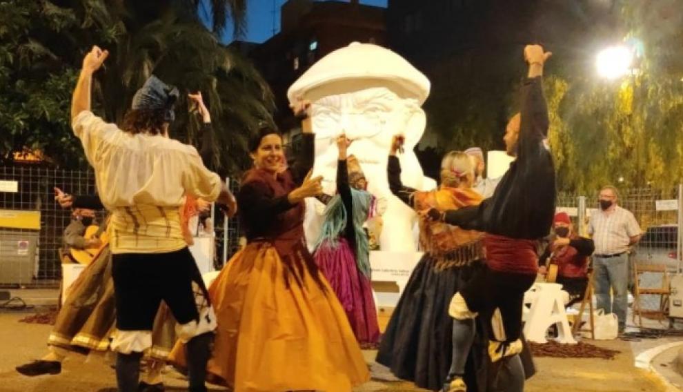 Un grupo de jota del Centro Aragonés en Valencia baila ante la falla dedicada a Labordeta, este jueves por la noche.