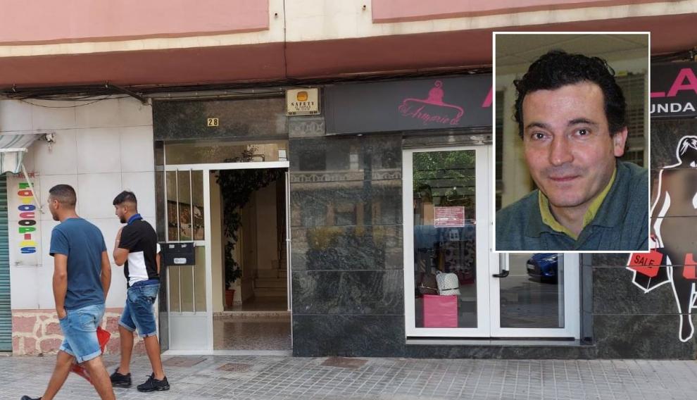 Rafael Egido, junto al portal de la finca de Teruel en la que ha aparecido su cadáver.