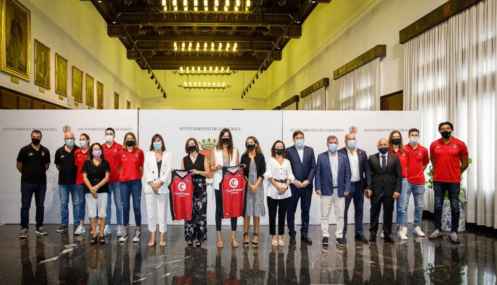 Visita del Casademont Zaragoza al consistorio zaragozano.