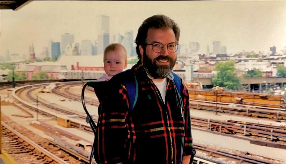 Ramón Abad con su hija en Nueva York en 2001.