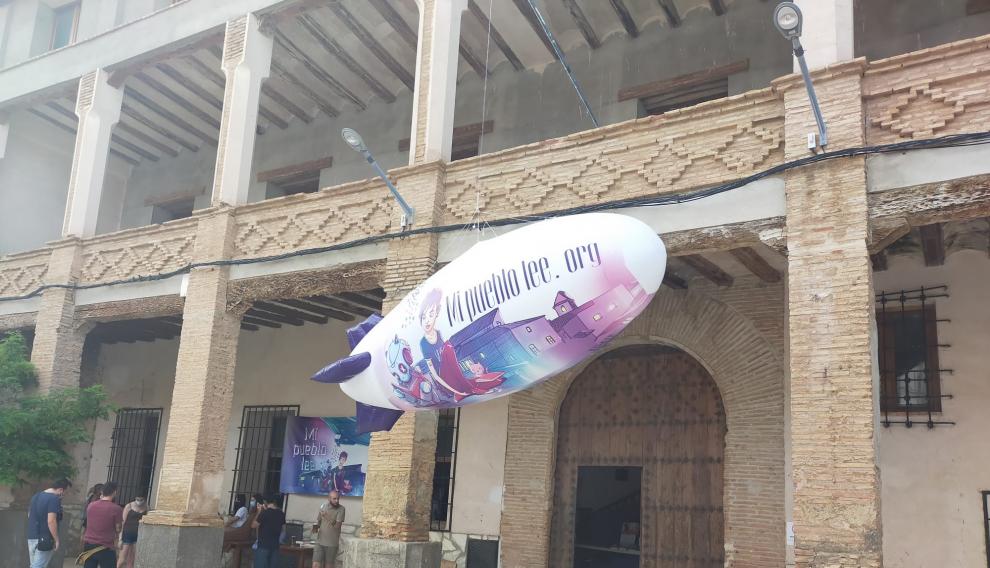 Un dirigible señaliza el lugar en el que se desarrollan los actos de 'Mi pueblo lee'.