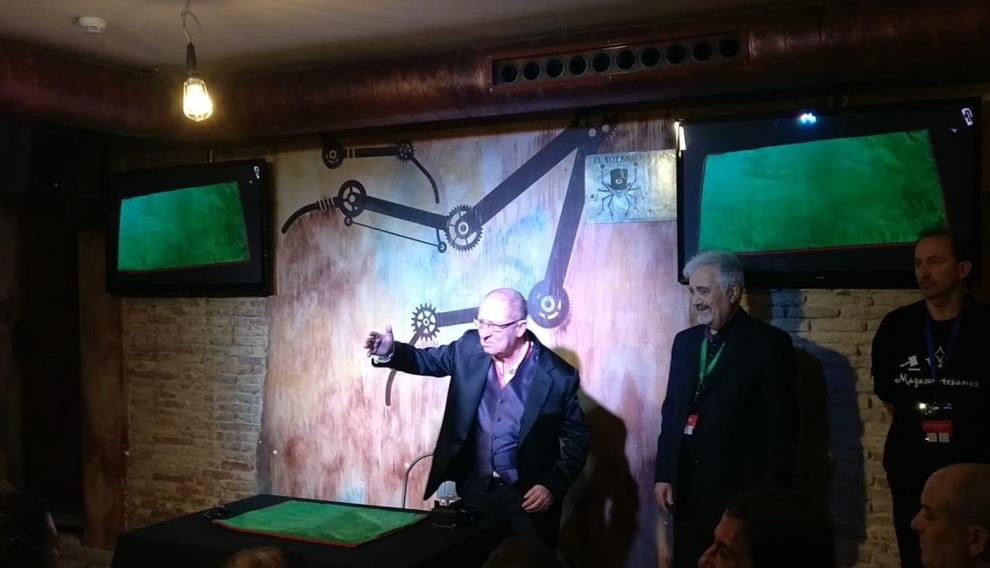 Jaffer recibe el premio en el concurso de magia Pepe Carrol de 2019