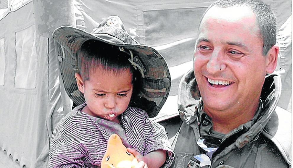 José María Muñoz, con una niña de dos años durante su misión en Kabul