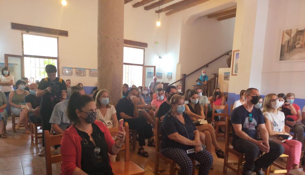 El público ha llenado el centenar de localidades disponibles para asistir a la charla de Víctor del Árbol.