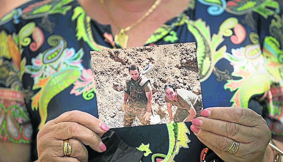 María Saz muestra una foto de su hijo, desactivador de bombas.