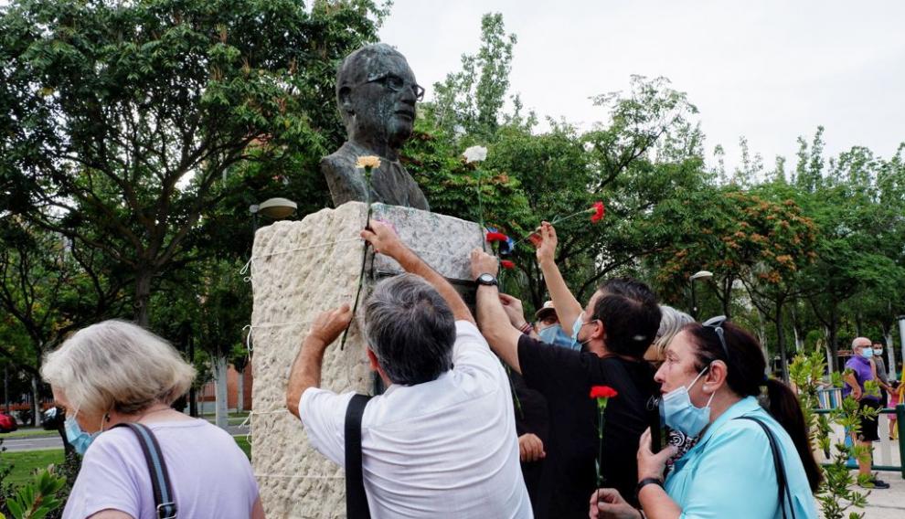 Un grupo de vecinos de la margen izquierda de Zaragoza ha celebrado este domingo el tradicional homenaje a la figura del líder chileno, Salvador Allende.