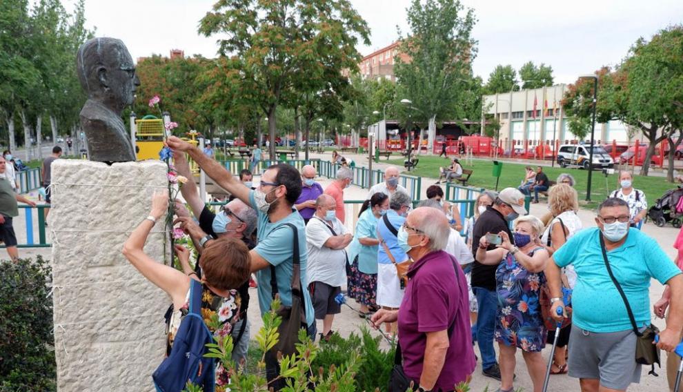 Un grupo de vecinos de la margen izquierda de Zaragoza ha celebrado este domingo el tradicional homenaje a la figura del líder chileno, Salvador Allende.