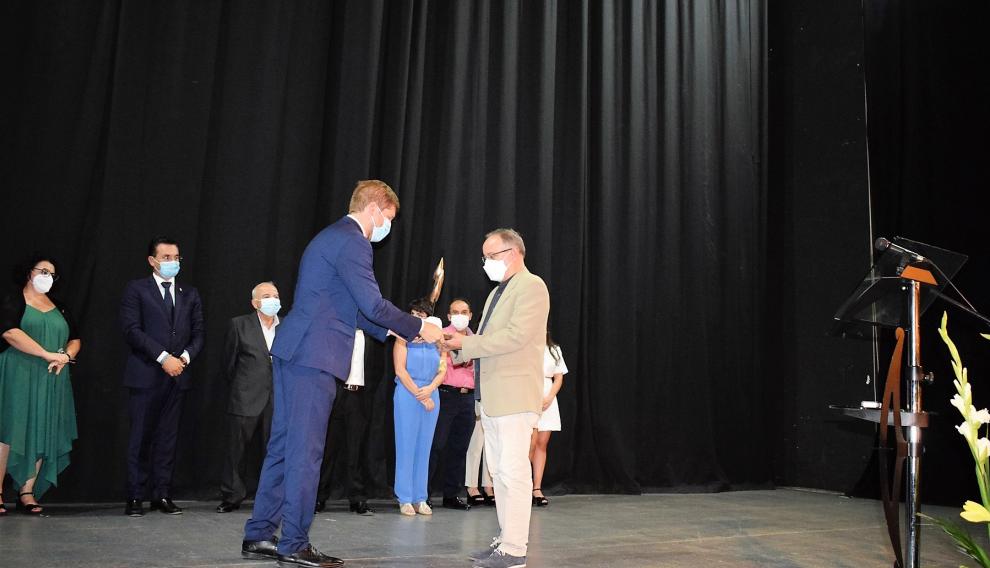 Manuel Asorey, director del Centro de Ciencias de Benasque, en el momento de recoger el premio.