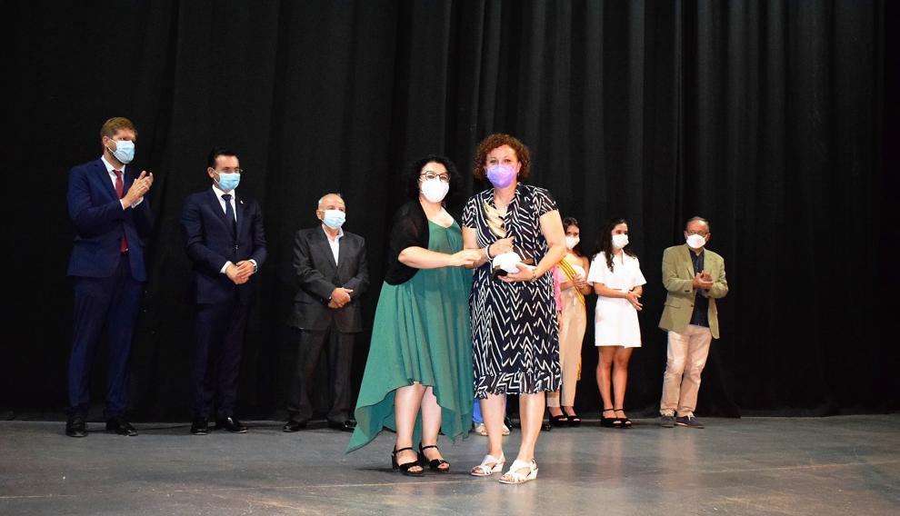 Pilar Rodríguez, junto a la alcaldesa de Graus, Gema Betorz, con su premio.
