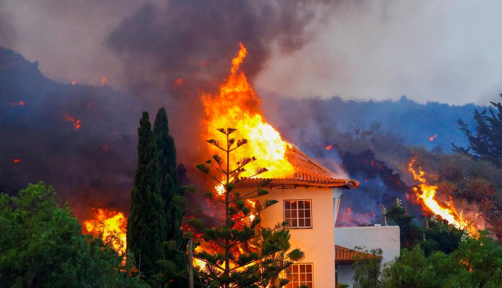 El tejado de una casa en llamas en La Palma