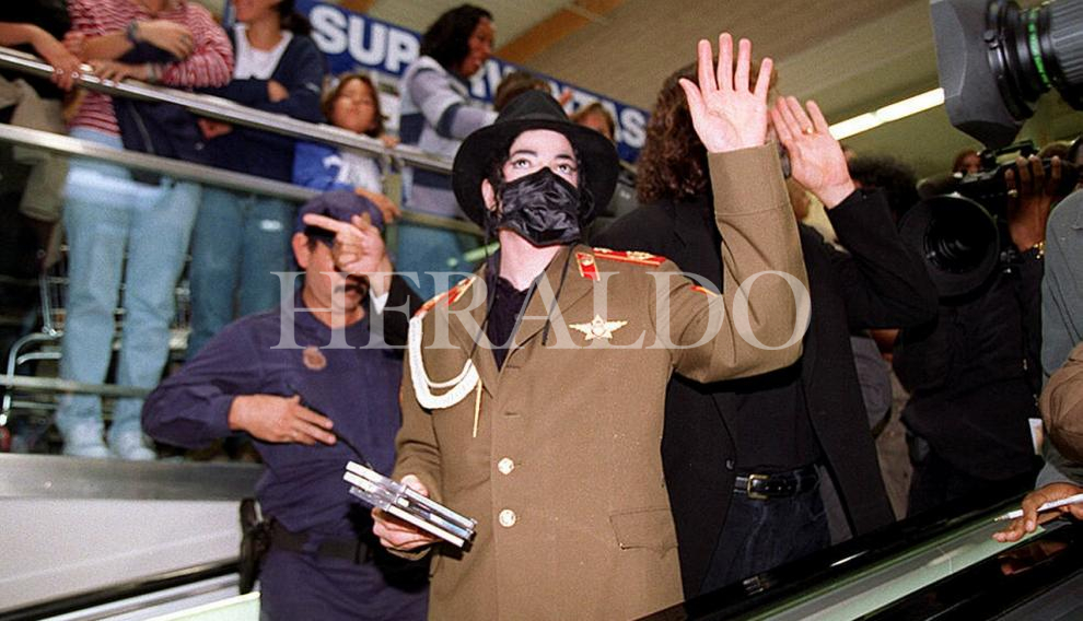 Un 24 de septiembre de 1996, el Rey del Pop actuaba ante 45.000 fans entregados en La Romareda, un concierto grabado en la memoria de muchos aragoneses. Entre el público, espectadores de excepción como la Infanta Cristina. Durante los tres días que Michael Jackson estuvo en Zaragoza, alojado en el Hotel Boston, causó una auténtica revolución en la ciudad ¿Lo recuerdas?