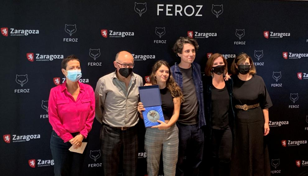 María Guerra, José Luis Rebordinos y Sara Fernández, con Jonás Trueba, director de la película ganadora del Premio Feroz en el Festival de San Sebastián.