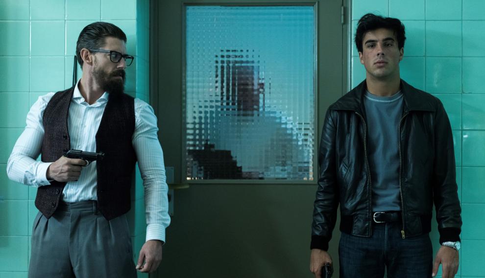 Fotograma facilitado de la serie de Netflix 'Jaguar' con los actores Adrián Lastra (izquieda), en el papel de Sordo, y Óscar Casas, como Castro.