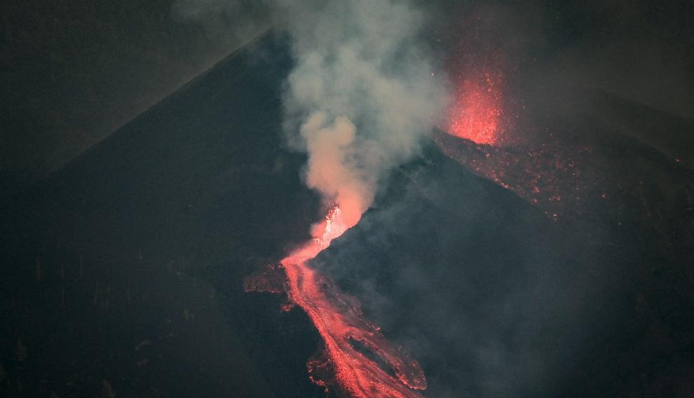 La lava bajando por la ladera del volcán Cumbre Vieja este viernes por la tarde