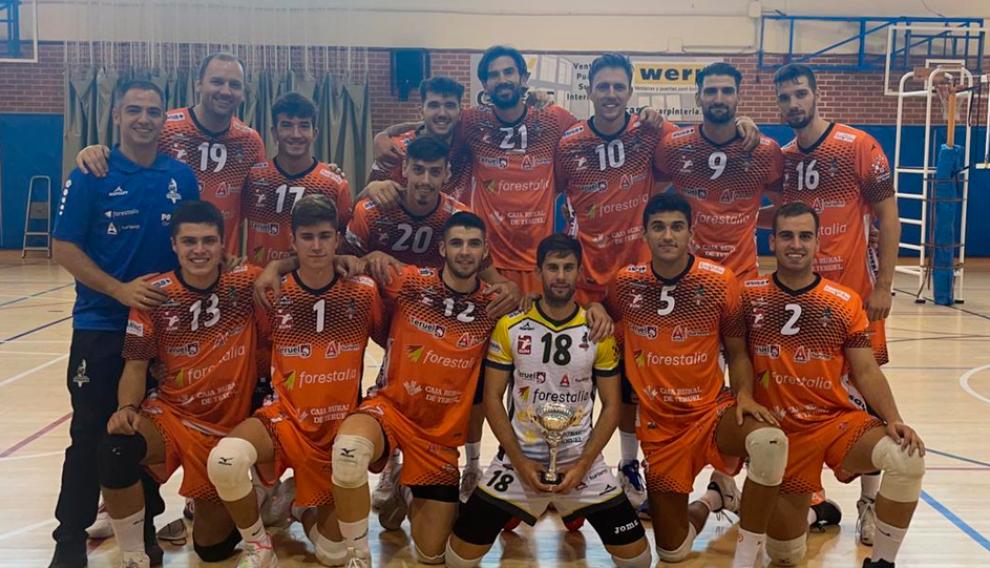 El CV Voleibol Teruel tras la victoria.