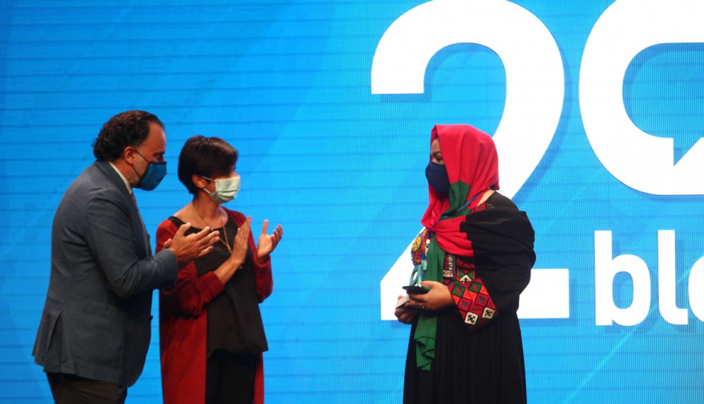 Fernando de Yarza, presidente de Henneo, e Isabel Rodriguez, ministra de Política Territorial, entregan el Premio 20minutos a la periodista afgana Khadija Amin