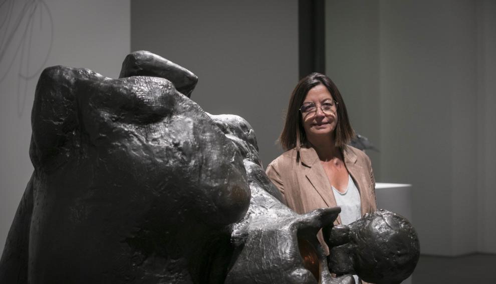 Àngels Barceló, entre las piezas del escultor turolense Pablo Serrano.